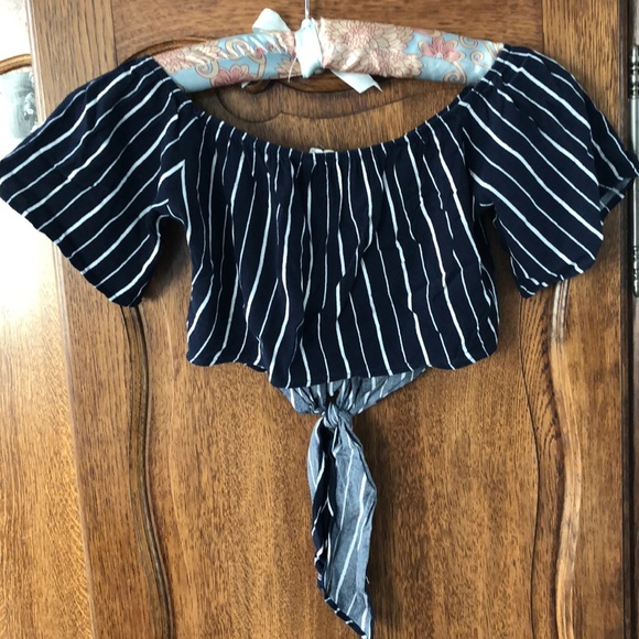 Short sleeve crop top tie front shirt size small - Picture 2 of 2